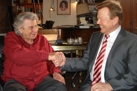 Mikis Theodorakis in conversation with INTERKULTUR President Günter Titsch © INTERKULTUR