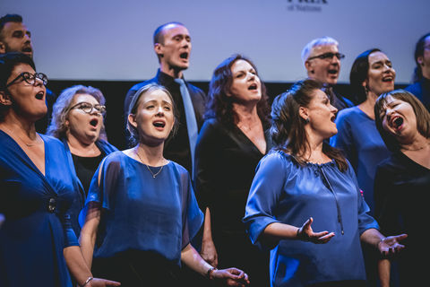 Choir performing on stage (Vox Singers, Poland) © Jonas Persson
