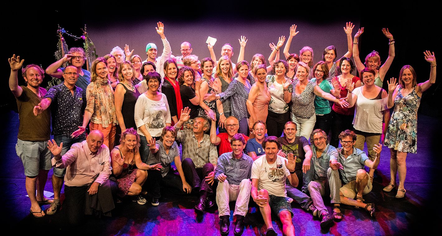 Group picture of Erland Dalen and the theater choir "Vinger in je Oor"