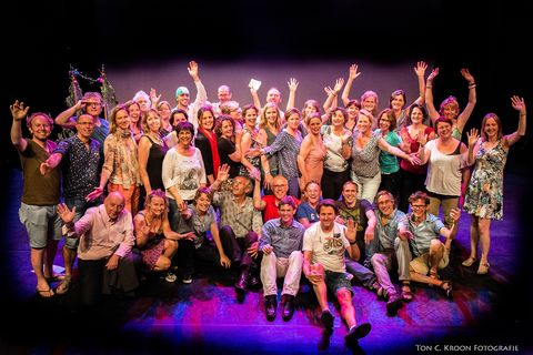 Group picture of Erland Dalen and the theater choir "Vinger in je Oor"