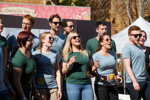 Choir singing on stage © Nolte Photography