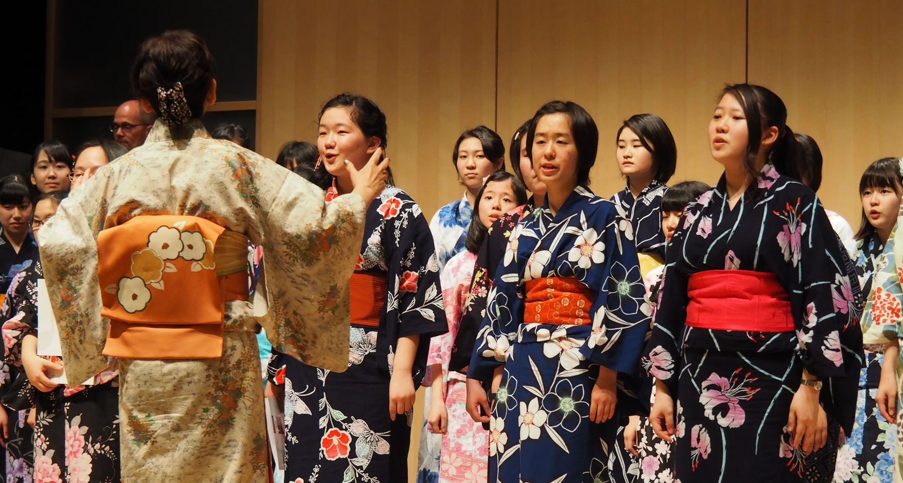 Japanese choir performing © INTERKULTUR