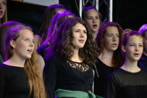 Singing girls