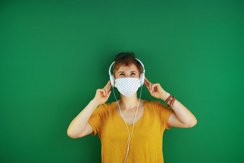 Singer with mask © Adobe Stock
