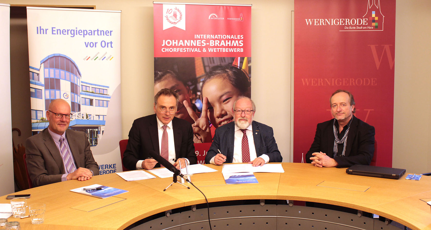 Contract signing in Wernigerode (f.l.) S. Meinecke, P. Gaffert, R. Eisenbeiß, P. Habermann © Stadt Wernigerode