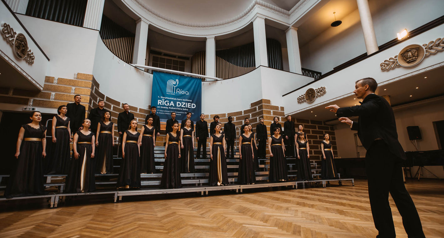 Chor singt auf der Bühne bei RIGA SINGS 2019 © Krists Luhaers