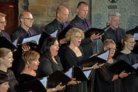 Choir singing in a church © Nolte Photography